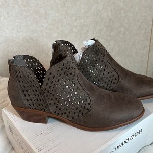 Wild Dive lounge boots new